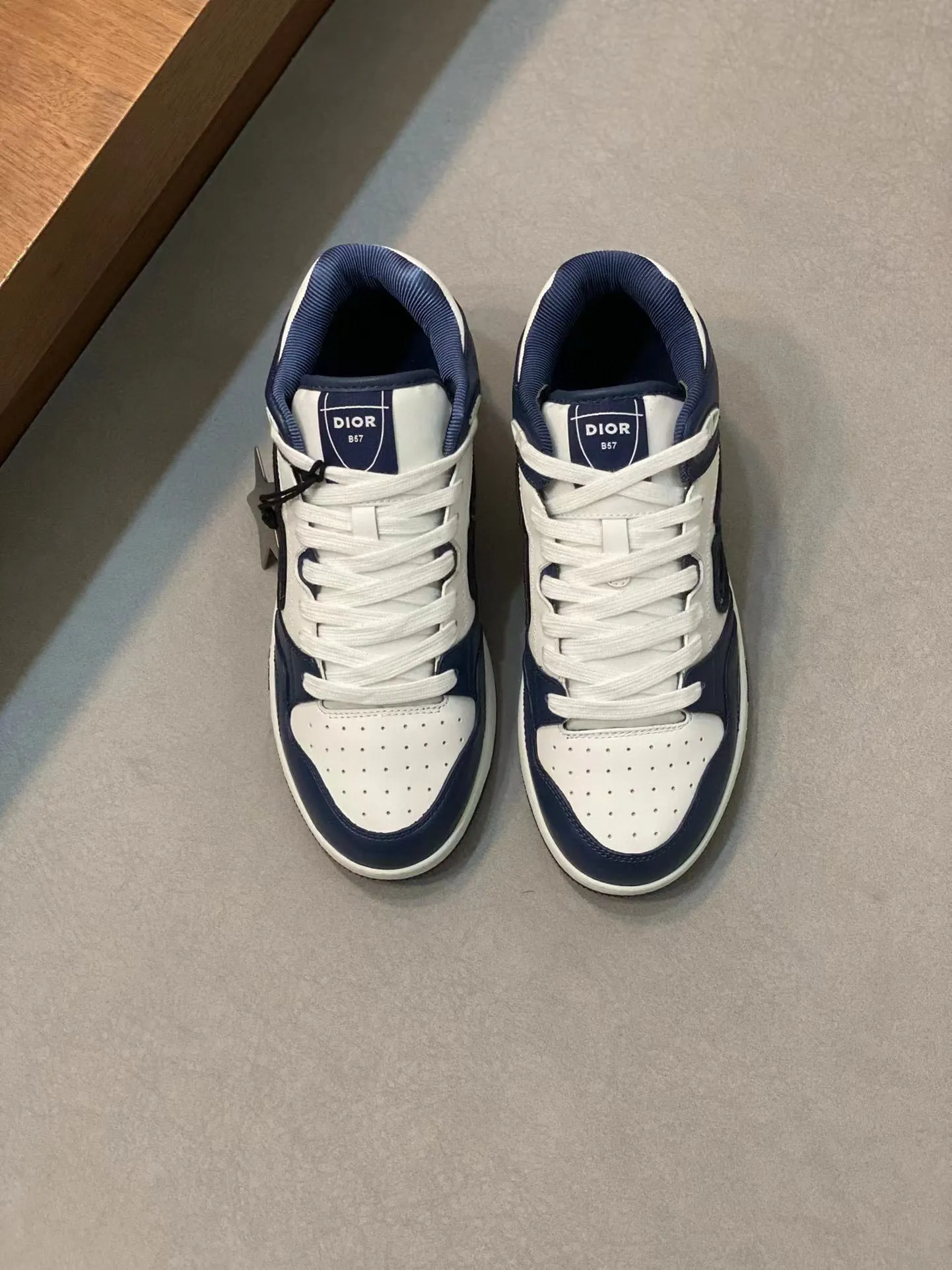 Ex-factory price: 440💰DIOB57 mid-top sneakers are shipped. This B57 mid-top sneaker is a new product in the 2024 spring men's wear series. It reinterprets the basketball shoe design and has become a classic item of Dior. Mid-top lace-up style crafted from color-blocked cow leather with contrasting suede and a CD logo displayed on the side. The tongue is decorated with the Dior B57 logo, and various distinctive details enhance the style. The CD logo eyelet details, upper stitching and rubber panels highlight the dynamic charm of its sports style. With two-color rubber sole, mesh fabric lining and cotton lining for foot padding, the upper foot is comfortable and breathable. Can be paired with a variety of clothing to create a sophisticated look. Code 38-44, (45 can be customized)